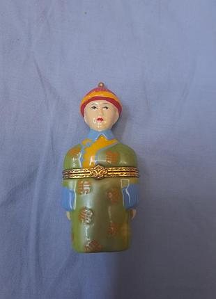 Декоративная фигурка-шкатулка / пильница (trinket box) с разъемным корпусом на металлическом шарнире и защелке.