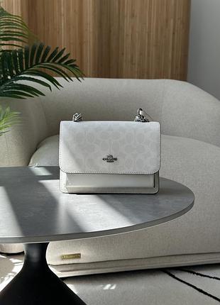 Сумка coach mini klare crossbody in signature canvas white