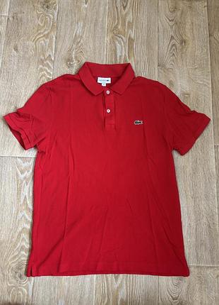 Червоне чоловіче поло бренду lacoste slim fit з коротким рукавом та фірмовим логотипом-крокодилом на грудях