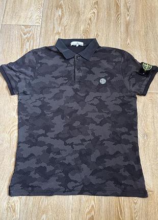Чорне чоловіче футболко-поло бренду stone island із принтом у стилі цифрового камуфляжу та фірмовим патчем на рукаві й грудях