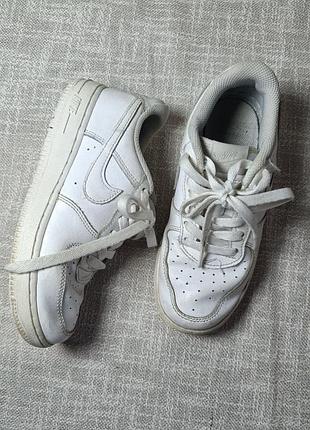 Дитячі білі  кросівки бренду nike розмір 33 устілка 22 см. білі кросівки nike. оригінал. прошиті кросівки