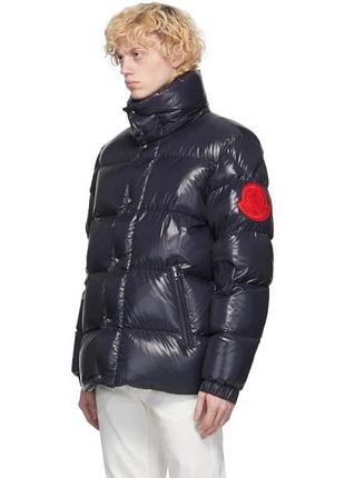 Черный пуховик moncler genius 2 moncler 1952 dervaux с фирменным красным патчем на рукаве