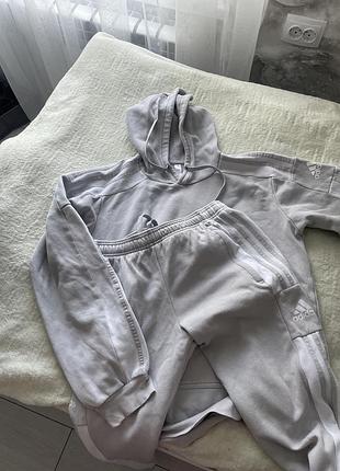Спортивний костюм adidas сірого кольору