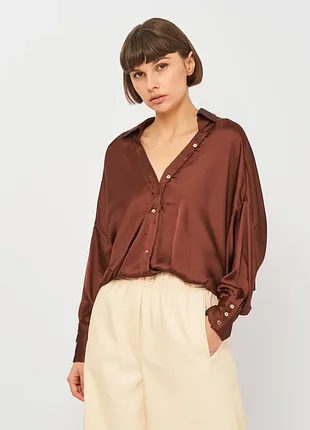Коричнева атласна блуза-рубашка бренду zara з v-подібним вирізом та еластичним низом на резинці