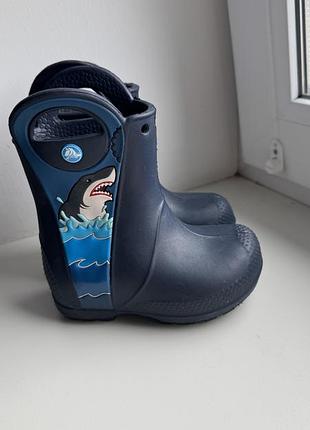 Чоботи для дітей crocs сині з акулою