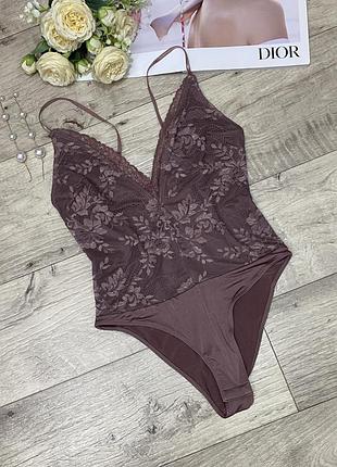 Боди с кружевом и декольте urban outfitters, р.s-m