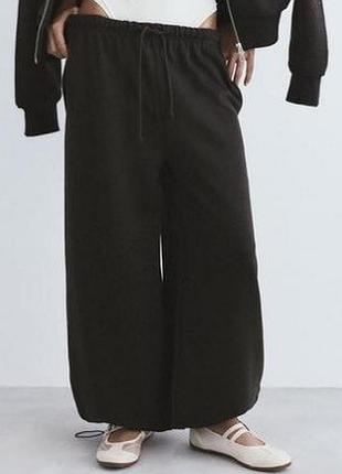 Классные широкие коричневые брюки на кулиске с затяжками pull &amp; bear
✨✨✨✨✨✨✨✨✨✨