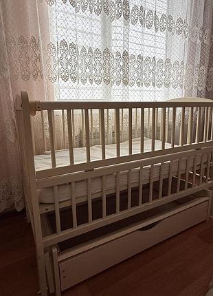 Дитяче ліжечко з маятником та шухлядою