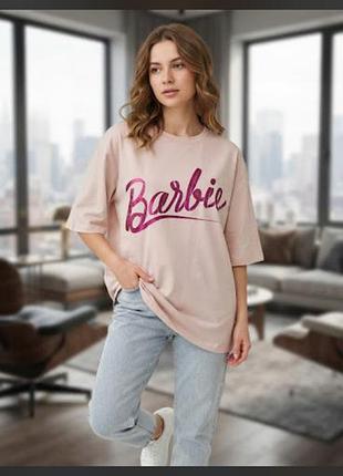 Нова світло-рожева футболка оверсайз із великим фіолетовим принтом «barbie»,