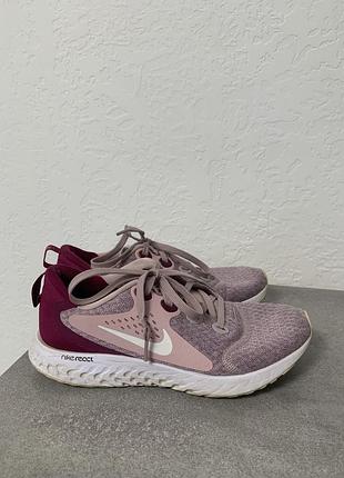 Жіночі кросівки nike legend react у рожево-бузковому відтінку з характерним білим логотипом swoosh