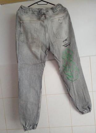 Серые джинсы bershka 2