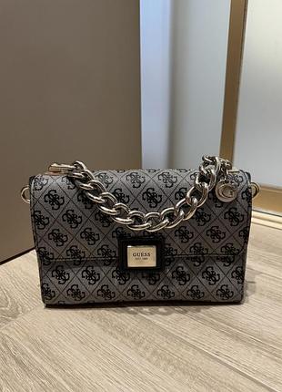 Сумка guess оригінал сіра з фірмовим принтом та масивним ланцюжком