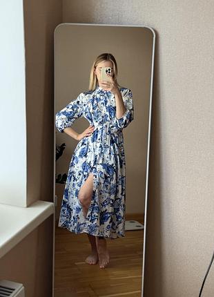 Сукня міді жіноча zara біла з синім квітковим принтом.
