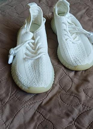 Кросівки для дівчинки yeezy білі