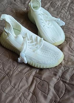Кросівки для дівчинки yeezy білі 2