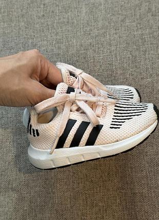 Кросівки жіночі adidas рожеві з чорними смужками