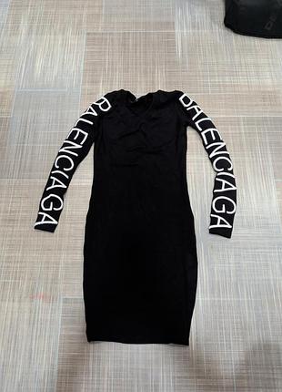 Черное платье balenciaga с логотипами на рукавах, размер s