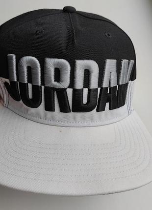 Бейсболка-реперка jordan.