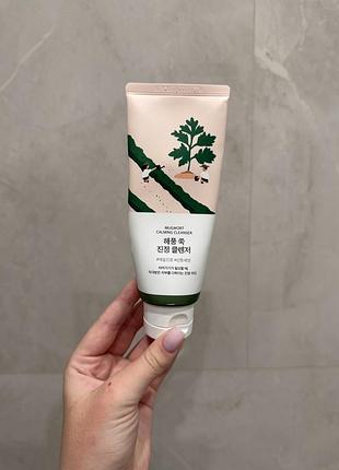 Гель для вмивання round lab mugwort calming cleanser заспокійливий з морським полином