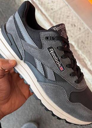 Кроссовки от бренда reebok