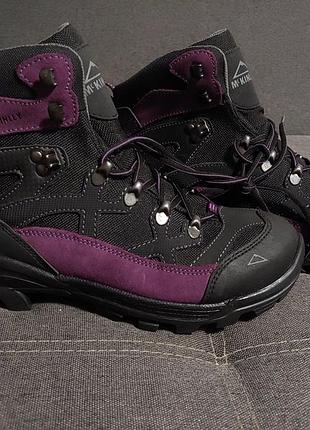 Професійні трекінгові черевики mckinley з підошвою vibram