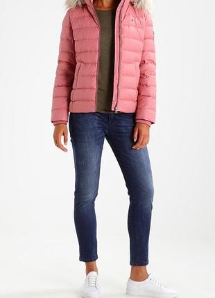 Рожевий стьобаний пуховик від бренду tommy hilfiger (hilfiger denim).