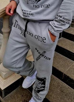 Трендовые серые джоггеры в стиле streetwear с принтами