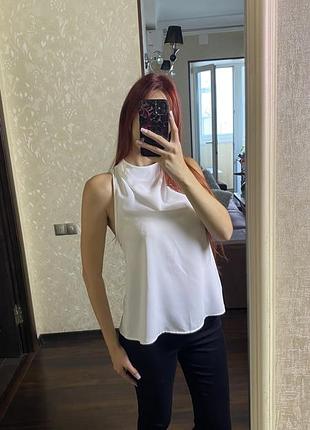 Біла блуза з гарною спинкою