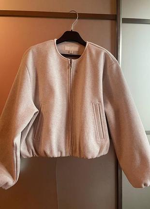 Жіноча вітровка zara світлого кольору, розмір s