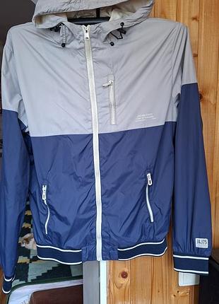 Вітровка чоловіча jack&jones спортивна з капюшоном, колор-блок, сіро-синя