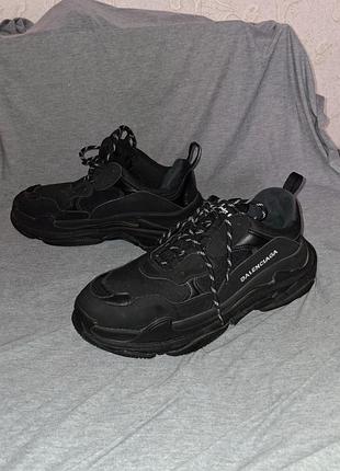 Черные кроссовки balenciaga triple s массивные на толстой подошве