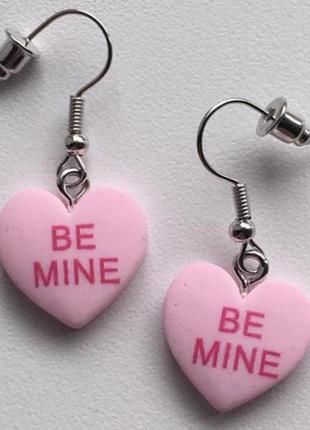 Сережки-сердечка рожеві з написаом be mine милі сережки сердечка