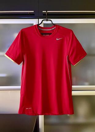 Nike оригінал чоловіча футболка насиченого червоного кольору, з поліестеру.