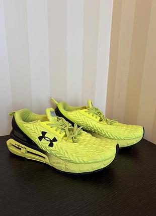 Беговые кроссовки under armour ua hovr mega 2 clone, идеальное состояние, кроссовки оснащены встроенным сенсором, для отслеживания беговых показателей
