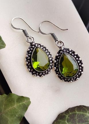 Сережки хризоліт (перидот). сережки з хризоліту крапля . кульчики з перидоту. індія.