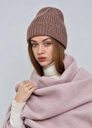 Трендовая вязаная шапка рванка с рваным декором и булавкой joy knit пыльная роза