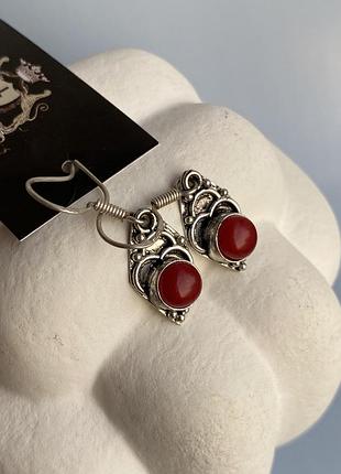 Корал сережки з натуральним коралом коло кульчики коралові сережки у сріблі. індія