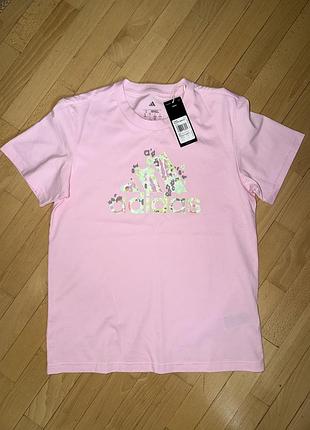 Стильна рожева жіноча футболка adidas floral badge of sport graphic tee (модель iz4224)
