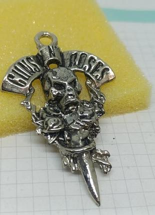 Великий кулон череп і кинджал. напис guns and roses.
