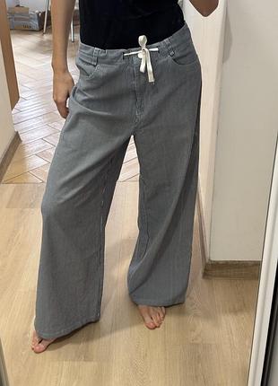 Штанці в смужку favorite style. прямий крій. середня посадка. злегка прилеглі по стегнах, є бічні кишені. шнур у поясі для регулювання.