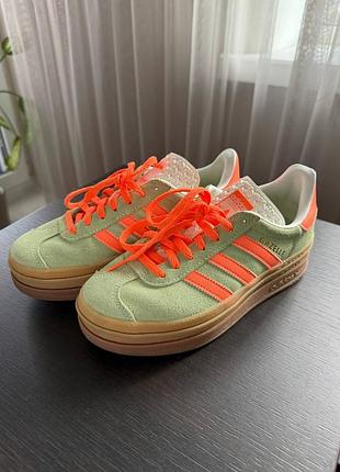 Кросівки жіночі adidas gazelle bold w зелені з помаранчевими смужками
