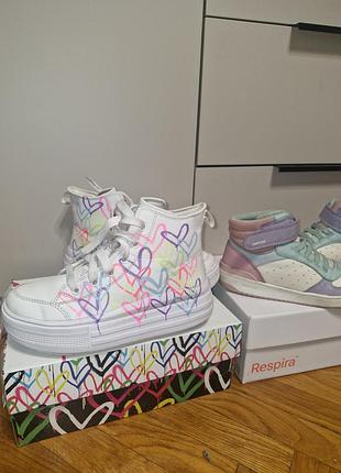Кросівки для дівчаток sketchers хайтопи білі з різнокольоровими серцями