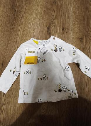 Кофта для хлопчика zara біла з принтом снупі.розмір 6-9 місяців. зріст 74 см
