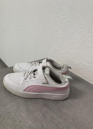 Дитячі кросівки puma rickie білого кольору з рожевими вставками та зручною застібкою на липучці
