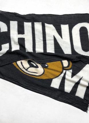 Женский брендовый шарф итальянского дома moschino москино с фирменным мишкой и надписью названием бренда