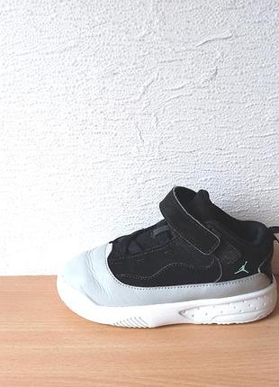Чудові кросівки nike jordan  27 р. устілка 17,4 см.
