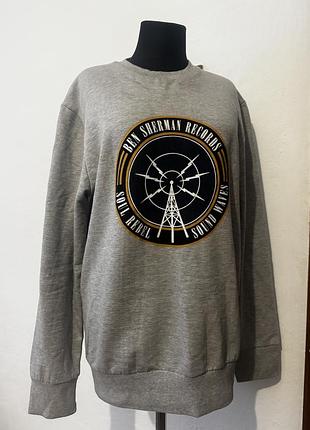Сірий чоловічий світшот  кофта із принтом радіовежа ben sherman records — soul rebel — sound waves».