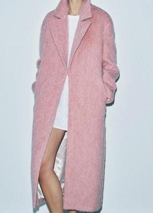 Розовое пальто zara с длинным ворсом шерсть альпака