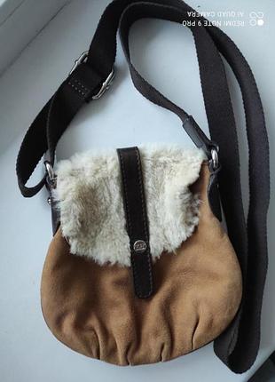 Маленькая сумочка ugg. оригинал, натуральная замша, мех. в красивом состоянии.