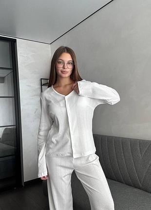 Женский трикотажный костюм на пуговицах с узором - кофта и штаны свободного кроя молочный, m-l